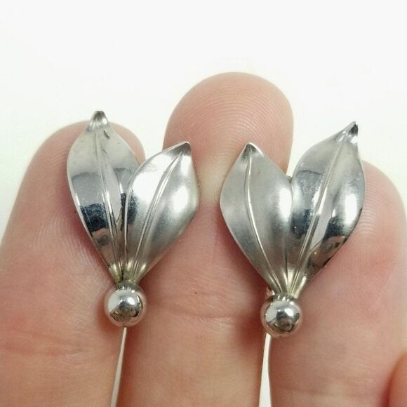 Vintage Little Leaves Clip On Earrings, Siver Tone, Leaf, Minimal Estate - Picture 1 of 6